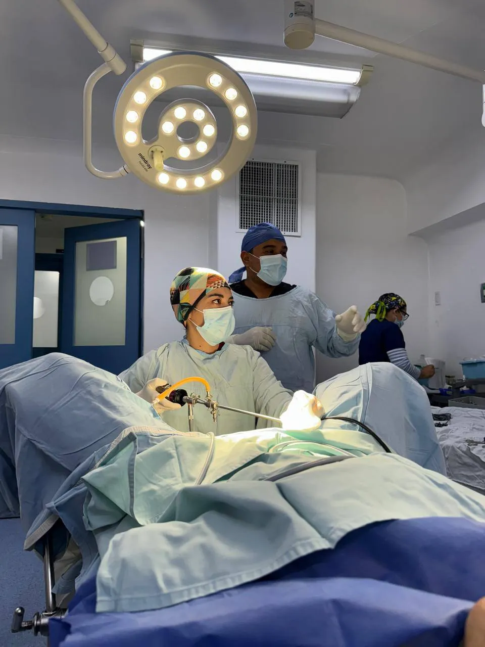 Equipo quirúrgico realizando un procedimiento de laparoscopia en quirófano